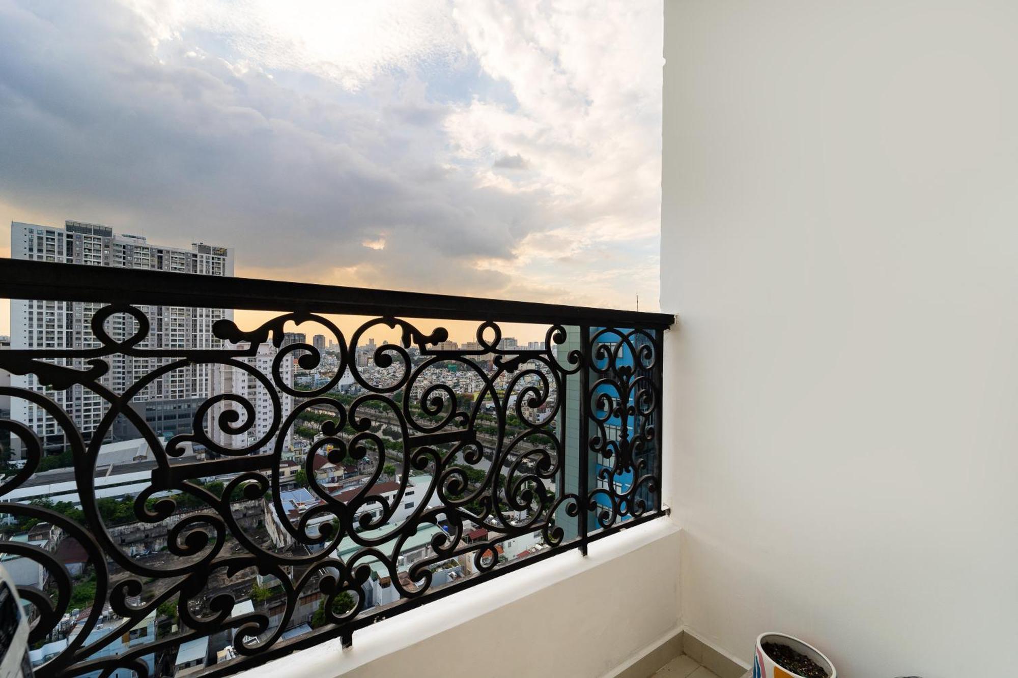 Spacious 4br Apat At Saigon Centre With Pool, Supermarket, View Apartamento